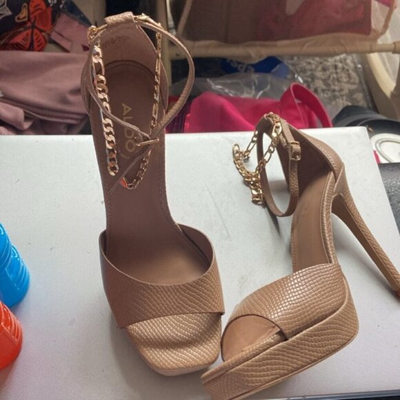 Aldo size 7.5 Tan Cream Heels with Golden chain - Picture 2 of 8